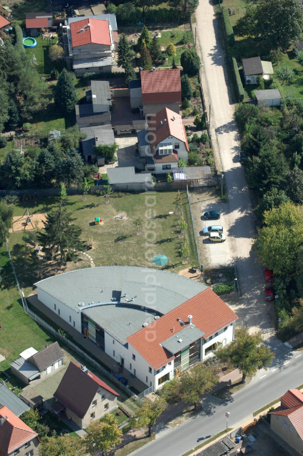 Aerial photograph Bernau - Blick auf die Neubau- Kindertagesstätte / Kinderkrippe Ladeburg (Bernau). an der Schmetzdorfer Str. 1 in 16321 Bernau - Ladeburg