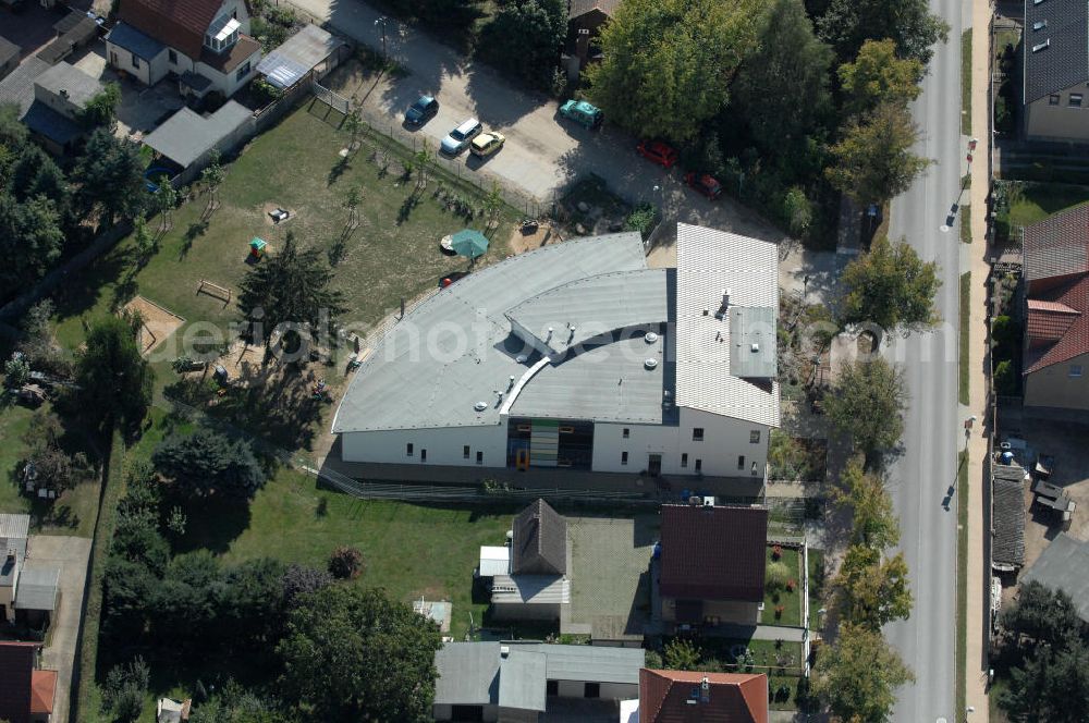 Bernau from the bird's eye view: Blick auf die Neubau- Kindertagesstätte / Kinderkrippe Ladeburg (Bernau). an der Schmetzdorfer Str. 1 in 16321 Bernau - Ladeburg