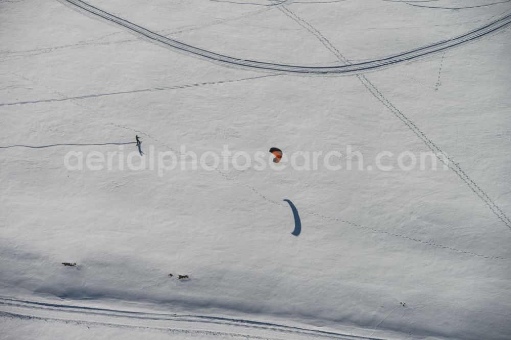 Aerial photograph Neustadt am Rennsteig - Kitesnowsurfen in winter covered with snow Neustadt am Rennsteig in Thuringia