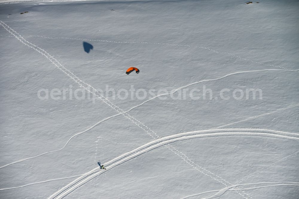 Aerial photograph Neustadt am Rennsteig - Kitesnowsurfen in winter covered with snow Neustadt am Rennsteig in Thuringia