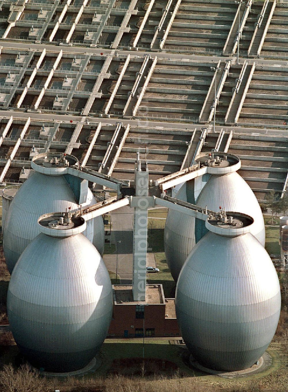 Aerial photograph Bottrop - Blick auf die Emscher-Klaeranlage mit Faeultuerme in Bottrop.