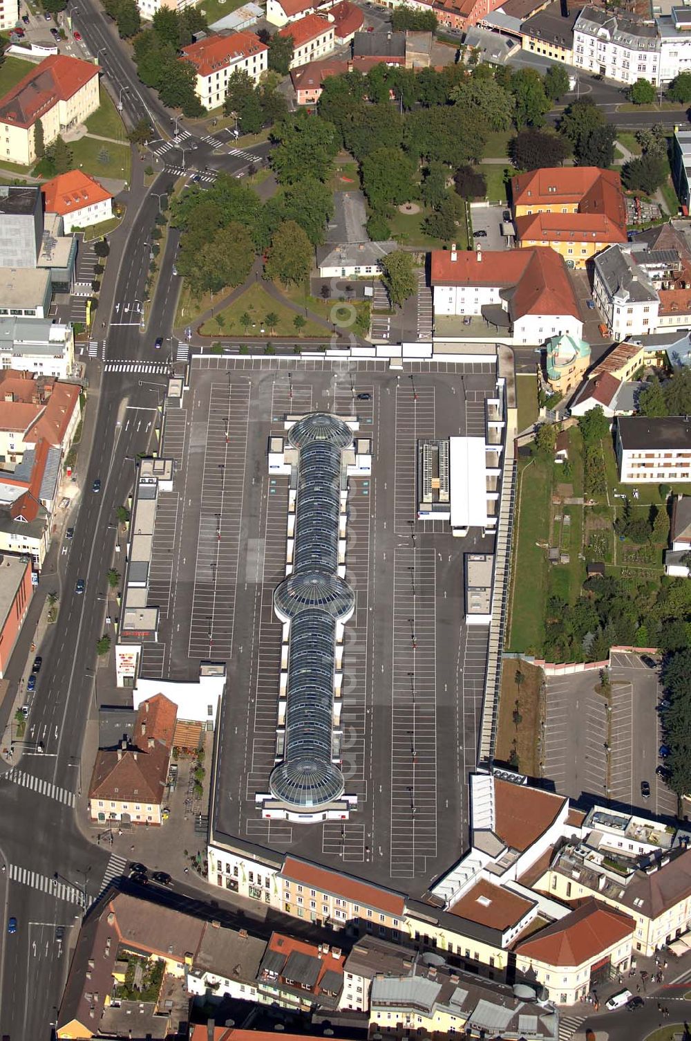 Aerial image Klagenfurt - Die City Arkaden sind ein Einkaufszentrum in Klagenfurt. Die Shopping-Galerie ist nach dem Einkaufszentrum ATRIO in Villach das zweitgrößte Einkaufszentrum in Kärnten und liegt am nördlichen Rand der Klagenfurter Innenstadt. Adresse: City Arkaden Klagenfurt, Centermanagement, Heuplatz 5, 9020 Klagenfurt; Tel: 0043-(0)463-51 20 91 – 100, Fax: 0043-(0)463-51 20 91 – 300