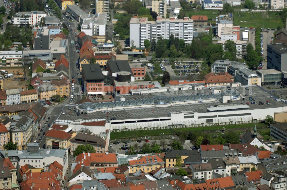 Klagenfurt from the bird's eye view: Die City Arkaden der ECE Projektmanagement sind ein Einkaufszentrum in Klagenfurt. Die Shopping-Galerie ist nach dem Einkaufszentrum ATRIO in Villach das zweitgrößte Einkaufszentrum in Kärnten und liegt am nördlichen Rand der Klagenfurter Innenstadt. Adresse: City Arkaden Klagenfurt, Centermanagement, Heuplatz 5, 9020 Klagenfurt; Tel: 0043-(0)463-51 20 91 – 100, Fax: 0043-(0)463-51 20 91 – 300