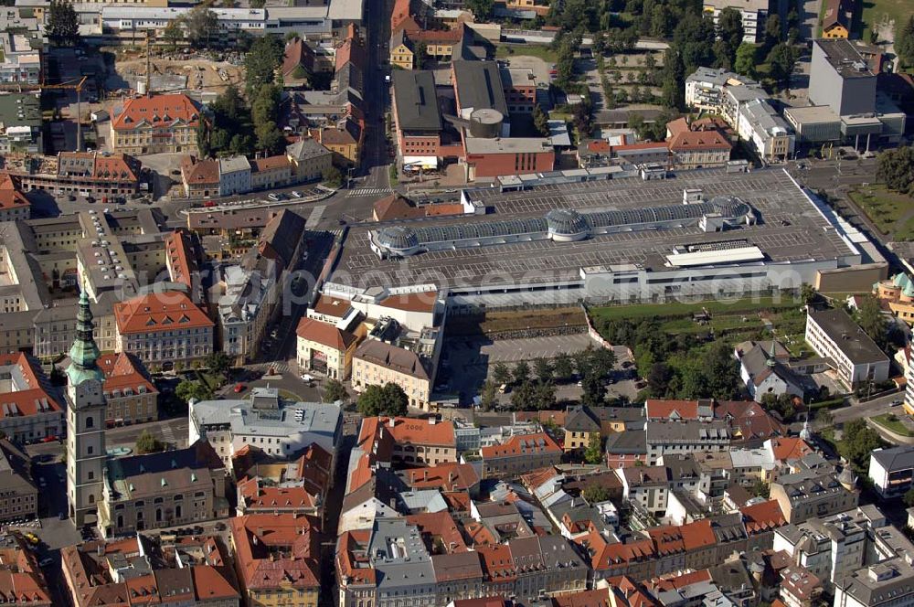 Klagenfurt from above - Die City Arkaden sind ein Einkaufszentrum in Klagenfurt. Die Shopping-Galerie ist das zweitgrößte Einkaufszentrum in Kärnten und liegt am nördlichen Rand der Klagenfurter Innenstadt. Vorne im Bild ist die Pfarrkirche St. Egyd zu sehen.