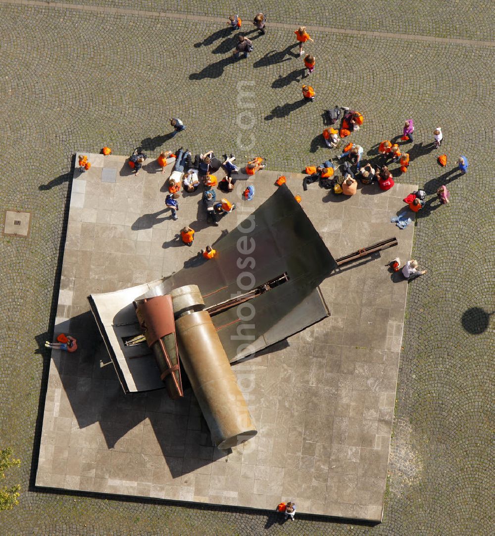 Bochum from above - Die kinetische Klangskulptur Base Metals des Künstlers Ovis Wende auf dem Europaplatz vor dem Deutschen Bergbaumuseum in Bochum, Nordrhein-Westfalen NRW. Sound sculpture Base Metals of Ovis Wende at the publice square Europaplatz in front of the mining musuem in North Rhine-Westphalia.