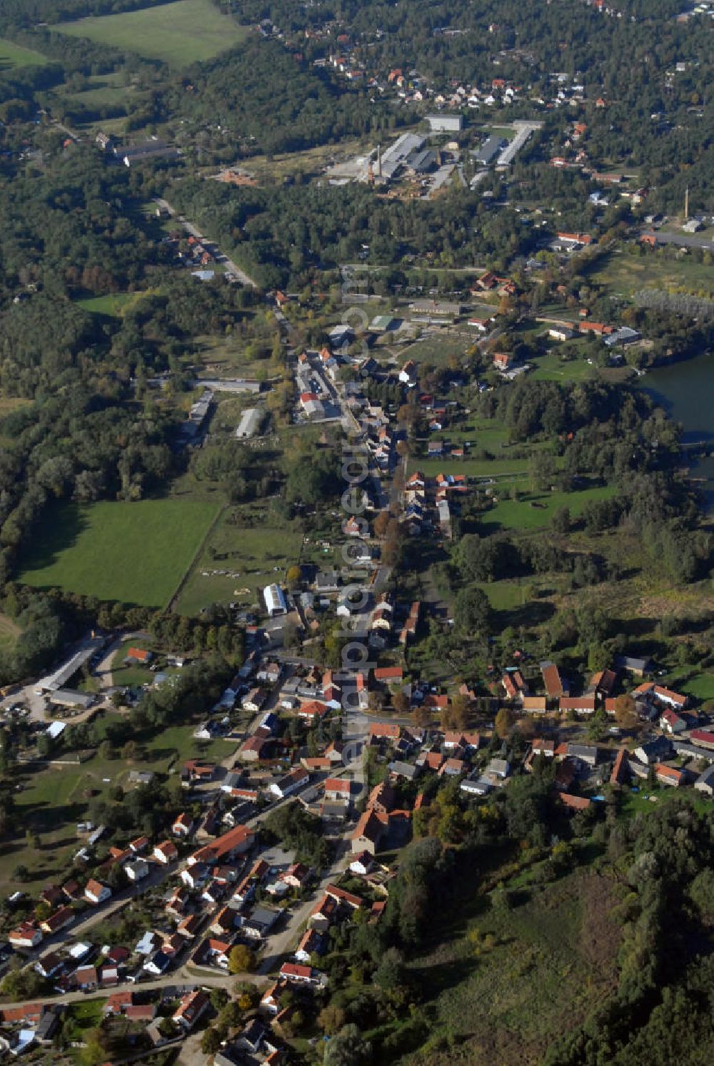 Aerial image Klausdorf - Blick auf Klausdorf ( Mellensee ) in Brandenburg. Klausdorf ist eine kleine Ortschaft in idyllischer Umgebung direkt am Mellensee. Klausdorf ist in die Gemeinde Am Mellensee eingegliedert, die sich im Landkreis Teltow - Fläming im Bundesland Brandenburg befindet. Touristeninformation: Amt am Mellensee / Fremdenverkehr, Hauptstraße 8, 15838 Klausdorf, Tel. +49(0)33703 9590, Email: info@Mellensee.de