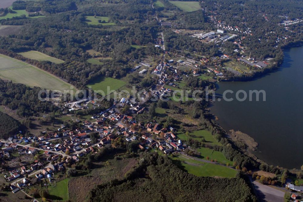 Aerial photograph Klausdorf - Blick auf Klausdorf ( Mellensee ) in Brandenburg. Klausdorf ist eine kleine Ortschaft in idyllischer Umgebung direkt am Mellensee. Klausdorf ist in die Gemeinde Am Mellensee eingegliedert, die sich im Landkreis Teltow - Fläming im Bundesland Brandenburg befindet. Touristeninformation: Amt am Mellensee / Fremdenverkehr, Hauptstraße 8, 15838 Klausdorf, Tel. +49(0)33703 9590, Email: info@Mellensee.de