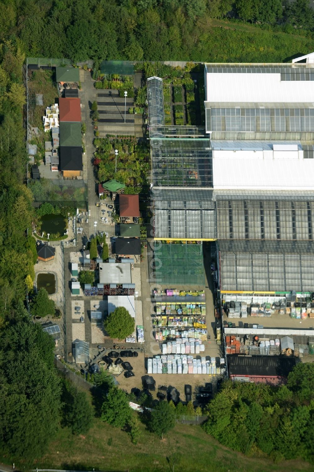 Chemnitz from the bird's eye view: Klee garden centre in the South of Chemnitz in the state of Saxony. The store with its glass roof and parking lot includes a large outdoor area