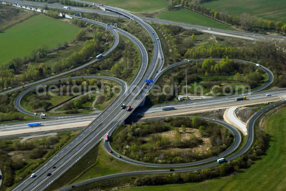 Aerial photograph Velten - Traffic flow at the intersection- motorway A10 Oranienburger Kreuz in form of cloverleaf in Velten in the state Brandenburg, Germany