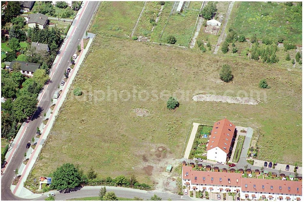 Berlin Altglienicke from above - Wohnsiedlungs- und Baugelände der DEGEWO an der Kleetausiedlung in Altglienicke (zu Treptow-Köpenick) an der Kleeblatt-/Ewaldstraße.