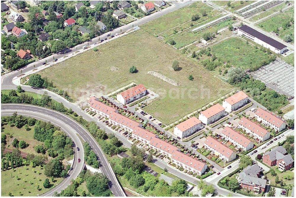 Berlin Altglienicke from above - Wohnsiedlungs- und Baugelände der DEGEWO an der Kleetausiedlung in Altglienicke (zu Treptow-Köpenick) an der Kleeblatt-/Ewaldstraße.