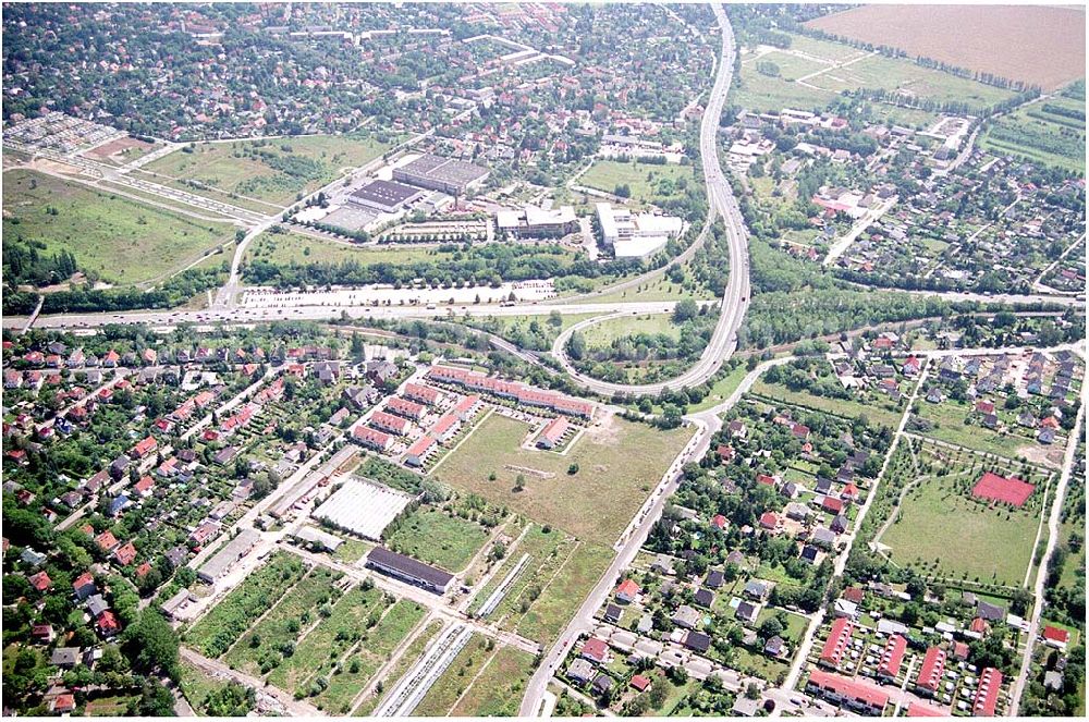 Aerial photograph Berlin Altglienicke - Wohnsiedlungs- und Baugelände der DEGEWO an der Kleetausiedlung in Altglienicke (zu Treptow-Köpenick) an der Kleeblatt-/Ewaldstraße.