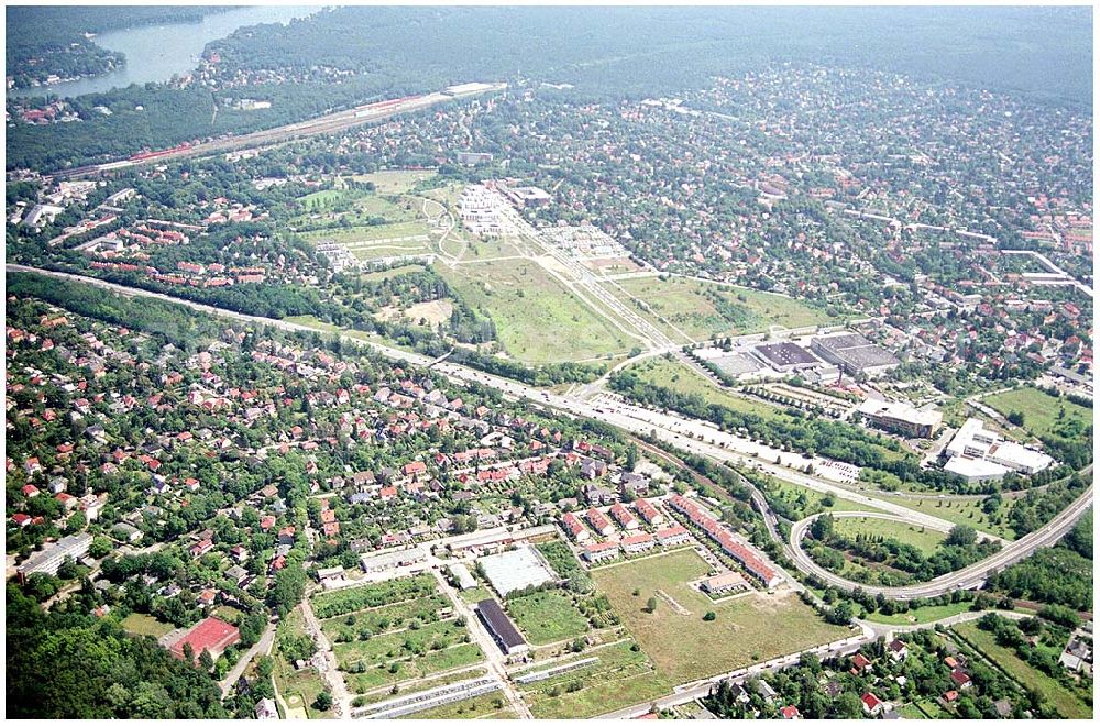 Berlin Altglienicke from above - Wohnsiedlungs- und Baugelände der DEGEWO an der Kleetausiedlung in Altglienicke (zu Treptow-Köpenick) an der Kleeblatt-/Ewaldstraße.