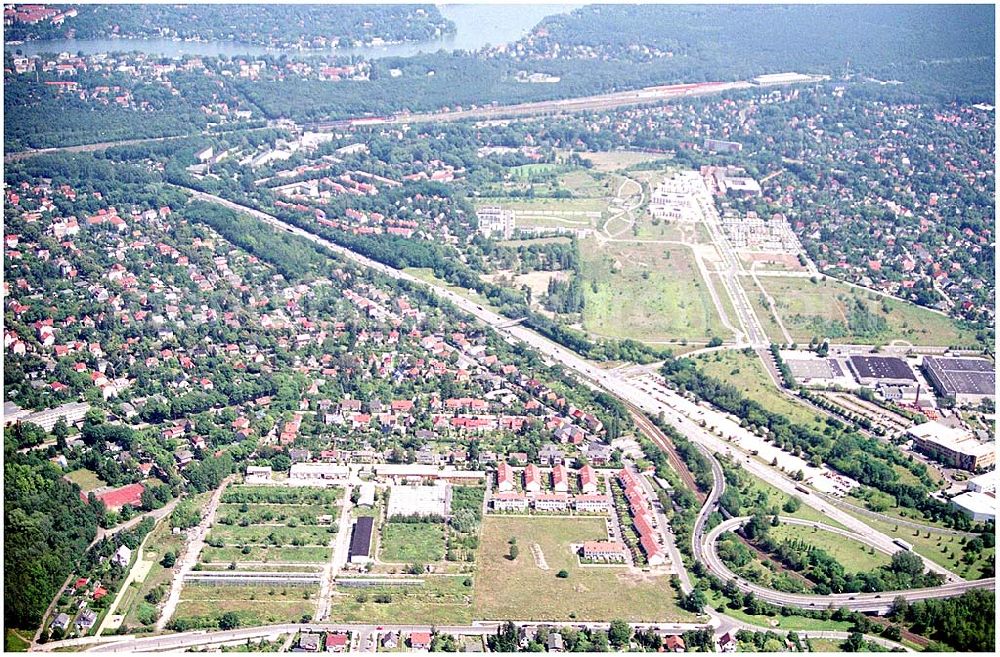 Berlin Altglienicke from the bird's eye view: Wohnsiedlungs- und Baugelände der DEGEWO an der Kleetausiedlung in Altglienicke (zu Treptow-Köpenick) an der Kleeblatt-/Ewaldstraße.