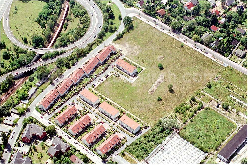 Berlin Altglienicke from the bird's eye view: Wohnsiedlungs- und Baugelände der DEGEWO an der Kleetausiedlung in Altglienicke (zu Treptow-Köpenick) an der Kleeblatt-/Ewaldstraße.