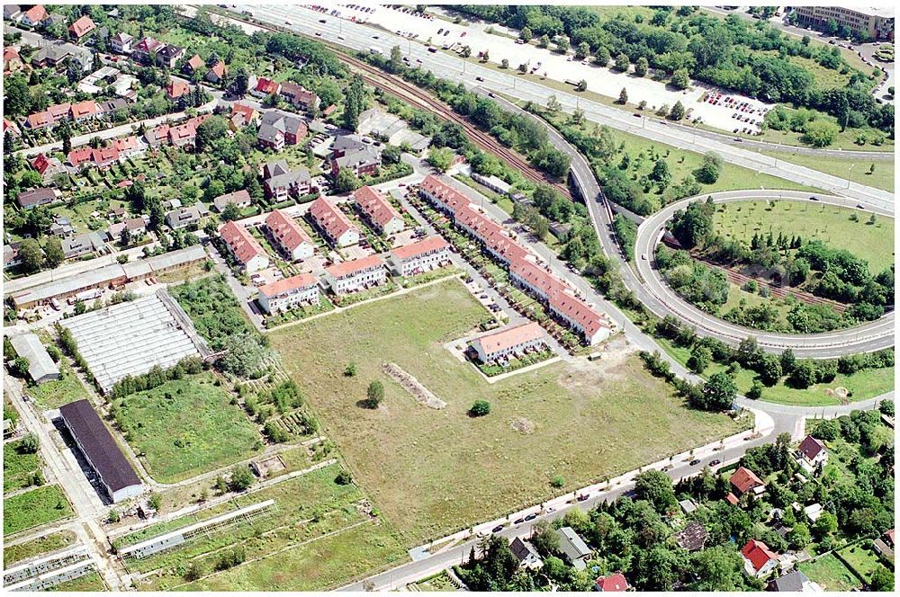 Berlin Altglienicke from above - Wohnsiedlungs- und Baugelände der DEGEWO an der Kleetausiedlung in Altglienicke (zu Treptow-Köpenick) an der Kleeblatt-/Ewaldstraße.