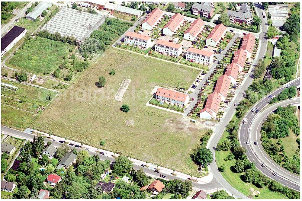 Berlin Altglienicke from above - Wohnsiedlungs- und Baugelände der DEGEWO an der Kleetausiedlung in Altglienicke (zu Treptow-Köpenick) an der Kleeblatt-/Ewaldstraße.