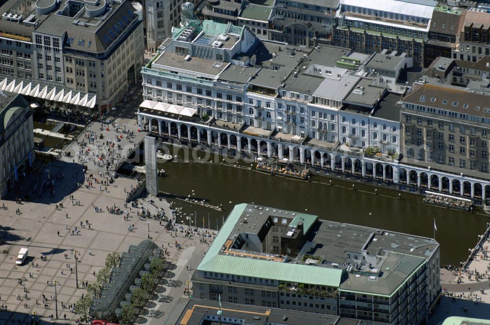 Hamburg from the bird's eye view: Blick auf die Kleine Alster und die Alsterarkaden. Die Kleine Alster in der Hamburger Altstadt ist heute nur noch ein knapp 200 m langes Stück der Alster, über das sie von der Binnenalster in das Alsterfleet fließt.