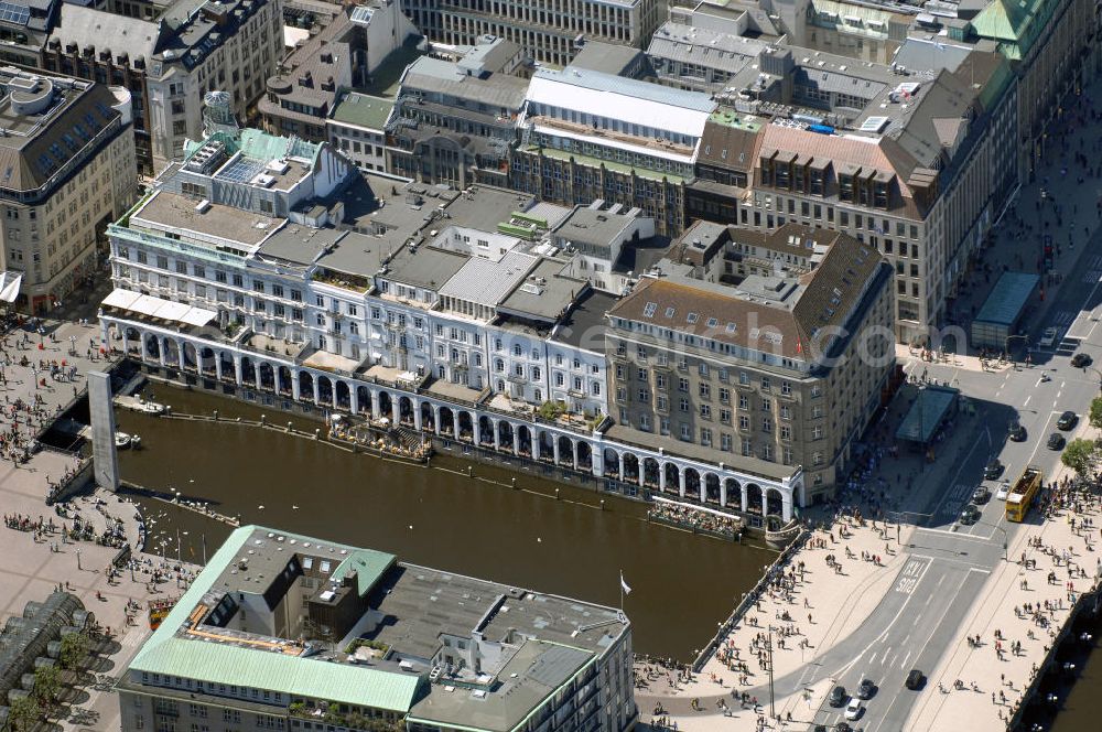 Aerial photograph Hamburg - Blick auf die Kleine Alster und die Alsterarkaden. Die Kleine Alster in der Hamburger Altstadt ist heute nur noch ein knapp 200 m langes Stück der Alster, über das sie von der Binnenalster in das Alsterfleet fließt.