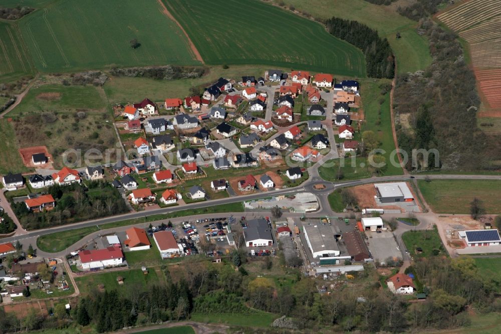 Weinsheim from above - Small residential area with single-family homes and businesses along the Kreuznacher Strasse in Weinsheim in Rhineland-Palatinate