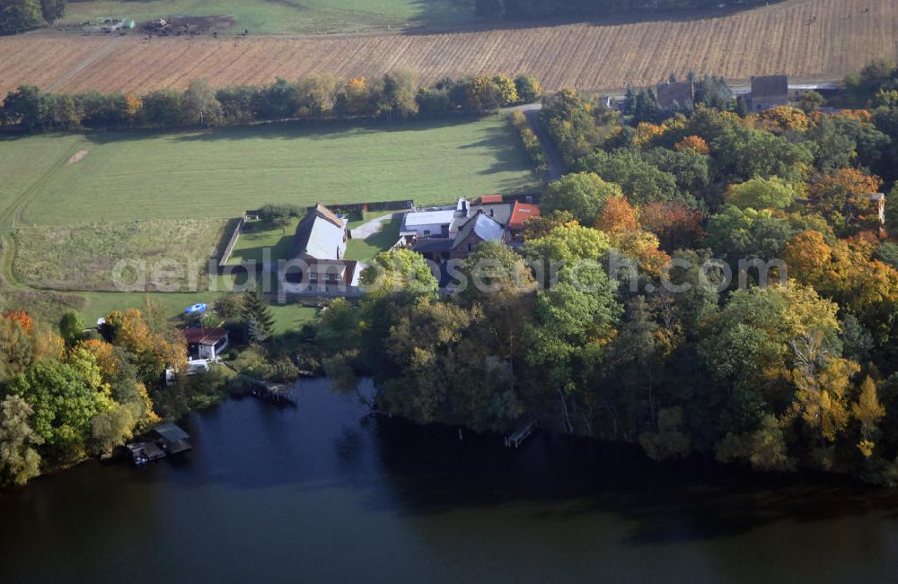 Aerial photograph Havelsee - Herbstlicher Blick auf einen kleiner Hof an der Havel im Ortsteil Briest von Havelsee. Briest ist eine kleine Gemeinde der Stadt Havelsee im Landkreis Potsdam - Mittelmark. Briest hat nur wenig Einwohner und hat sich zu einem Naherholungsgebiet entwickelt, dass mehr Ferienhäuser als Wohnhäuser beherbergt. Touristinfo: Haus der Begegnung, Havelstraße 6, 14798 Havelsee OT Pritzerbe, Tel. +49(0)33834 50283, Fax +49(0)33834 60935, Email: liehr@aafv.de