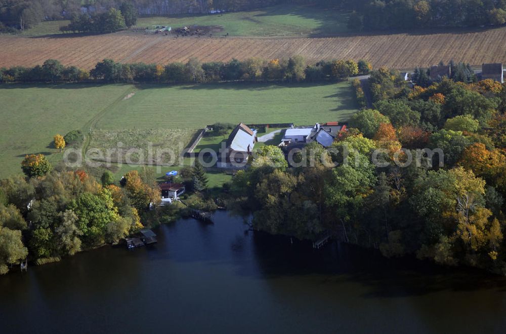 Havelsee from above - Herbstlicher Blick auf einen kleiner Hof an der Havel im Ortsteil Briest von Havelsee. Briest ist eine kleine Gemeinde der Stadt Havelsee im Landkreis Potsdam - Mittelmark. Briest hat nur wenig Einwohner und hat sich zu einem Naherholungsgebiet entwickelt, dass mehr Ferienhäuser als Wohnhäuser beherbergt. Touristinfo: Haus der Begegnung, Havelstraße 6, 14798 Havelsee OT Pritzerbe, Tel. +49(0)33834 50283, Fax +49(0)33834 60935, Email: liehr@aafv.de