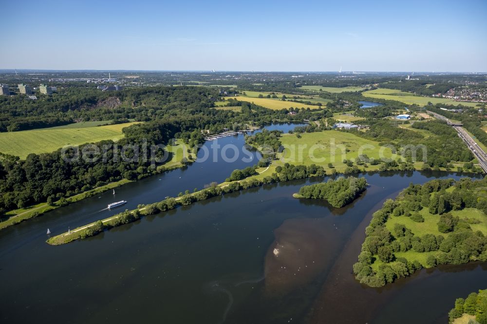 Bochum from the bird's eye view: Small lighthouse on access to the Anlaegern on the shores of Lake Kemnade - Reservoir at Bochum in North Rhine-Westphalia