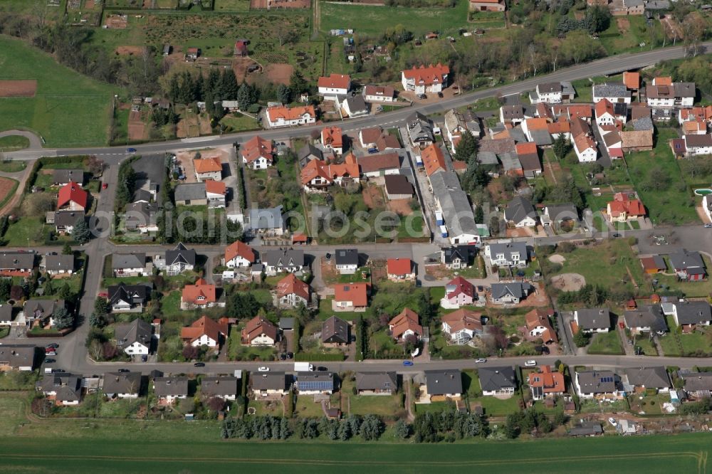 Aerial photograph Weinsheim - Small residential area with detached houses along the Saarbruecker Strasse in Weinsheim in Rhineland-Palatinate