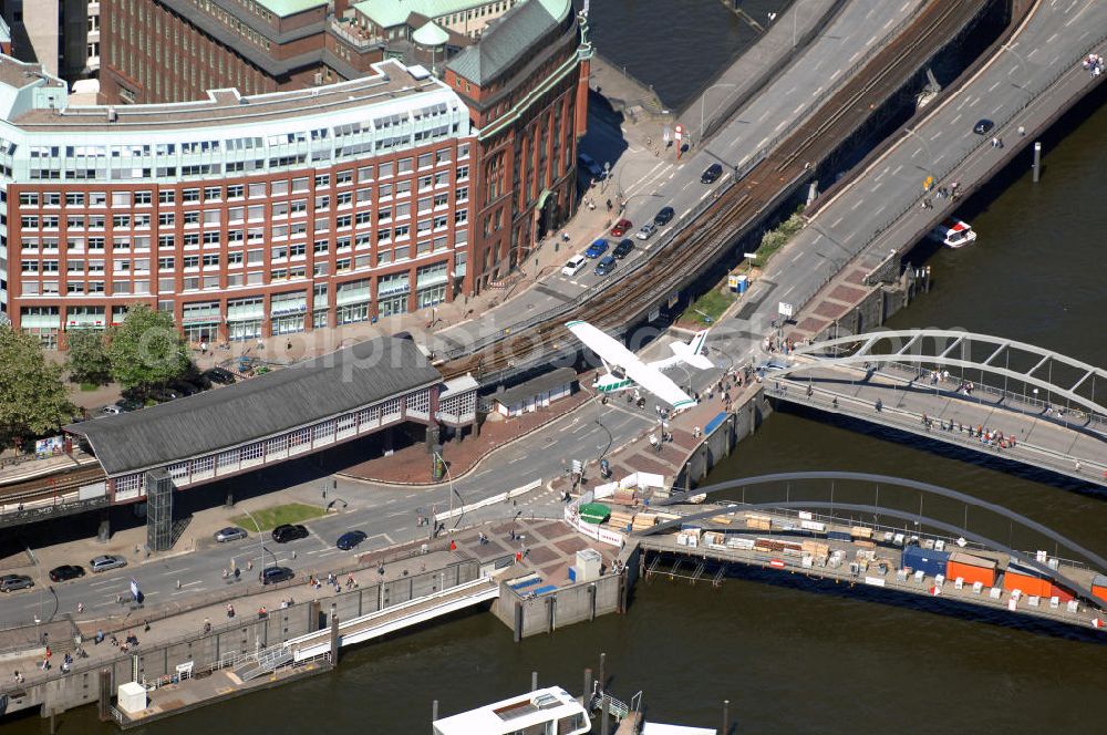 Aerial image Hamburg - Ein Flugzeug / Kleinflugzeug vom Typ Cessna 152 fliegt über den Hamburger Hafen.