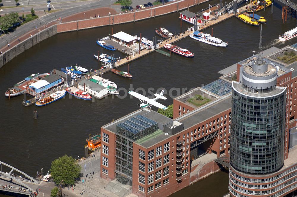 Aerial photograph Hamburg - Ein Flugzeug / Kleinflugzeug vom Typ Cessna 152 fliegt über den Hamburger Hafen.