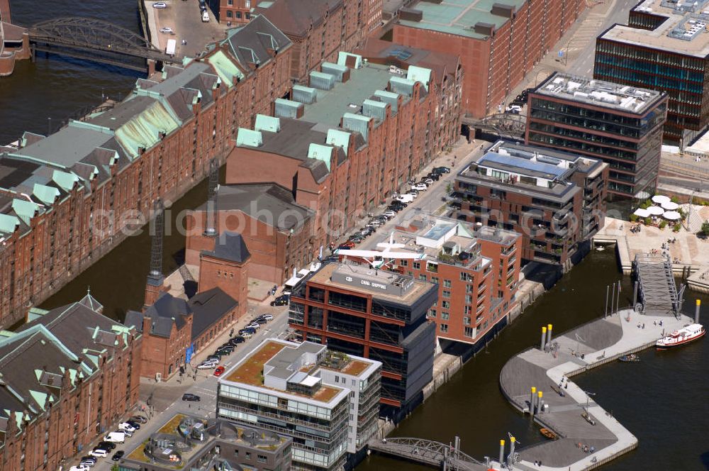 Hamburg from above - Ein Flugzeug / Kleinflugzeug vom Typ Cessna 152 fliegt über den Hamburger Hafen.