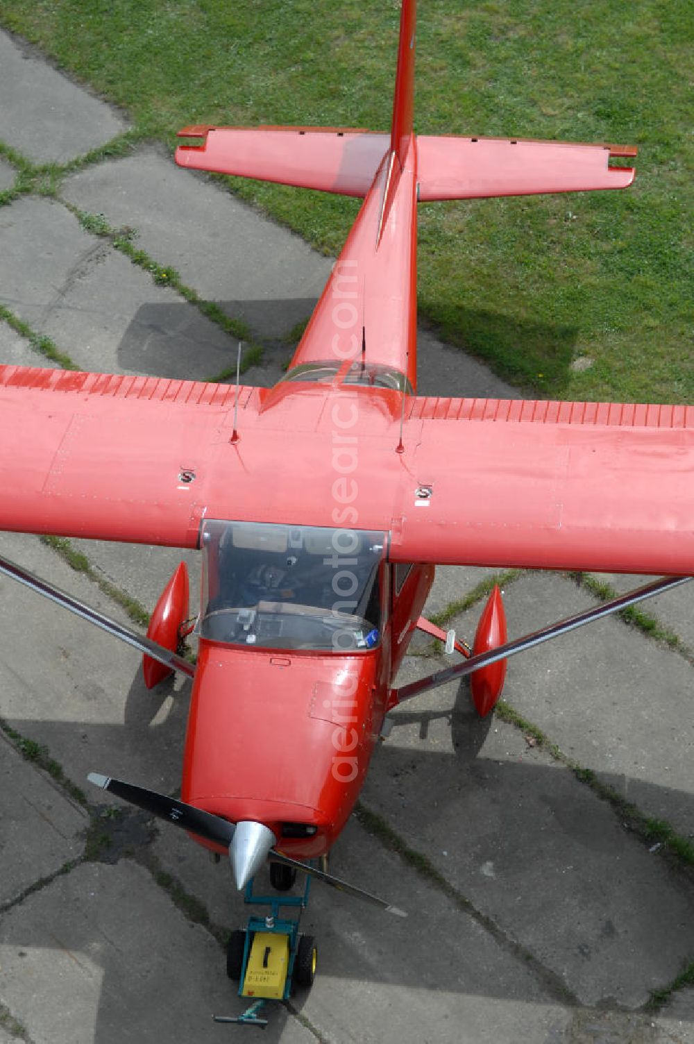 Werneuchen from the bird's eye view: Blick auf Kleinflugzeuge auf dem brandenburgischen Flugplatz Werneuchen. Wo jahrzehntelang russische Jagdflugzeuge stationiert waren, haben heute kleine Maschinen ihr Domizil. Im Bild eine Cessna 172 H D-EGYC der Luftbildagentur euroluftbild.de. Von hier aus startet das Unternehmen europaweite Luftbildbefliegungen.