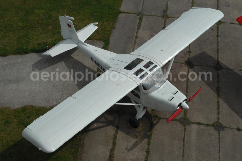 Aerial image Werneuchen - Blick auf Kleinflugzeuge auf dem brandenburgischen Flugplatz Werneuchen. Wo jahrzehntelang russische Jagdflugzeuge stationiert waren, haben heute kleine Maschinen ihr Domizil. Im Bild ein Ultraleichtflugzeug WT 01 D-MNZB der Luftbildagentur euroluftbild.de. Von hier aus startet das Unternehmen europaweite Luftbildbefliegungen.