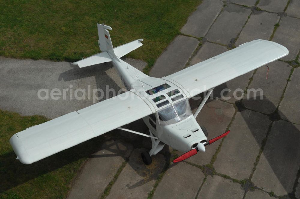 Werneuchen from above - Blick auf Kleinflugzeuge auf dem brandenburgischen Flugplatz Werneuchen. Wo jahrzehntelang russische Jagdflugzeuge stationiert waren, haben heute kleine Maschinen ihr Domizil. Im Bild ein Ultraleichtflugzeug WT 01 D-MNZB der Luftbildagentur euroluftbild.de. Von hier aus startet das Unternehmen europaweite Luftbildbefliegungen.