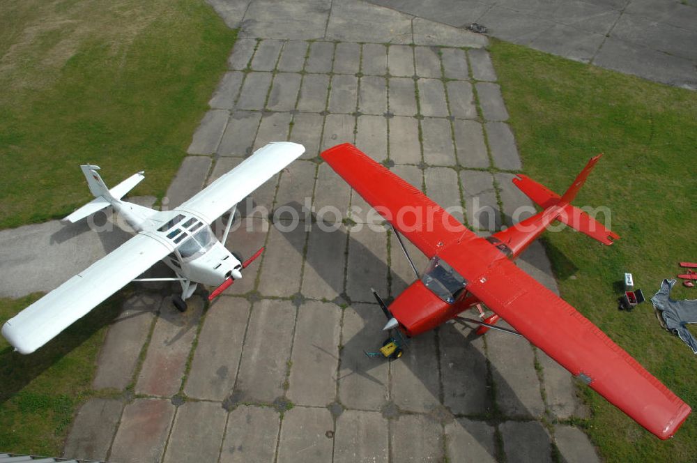 Aerial image Werneuchen - Blick auf Kleinflugzeuge auf dem brandenburgischen Flugplatz Werneuchen. Wo jahrzehntelang russische Jagdflugzeuge stationiert waren, haben heute kleine Maschinen ihr Domizil. Links ein Ultraleichtflugzeug WT 01 D-MNZB und rechts daneben eine Cessna 172 H D-EGYC der Luftbildagentur euroluftbild.de. Von hier aus startet das Unternehmen europaweite Luftbildbefliegungen.