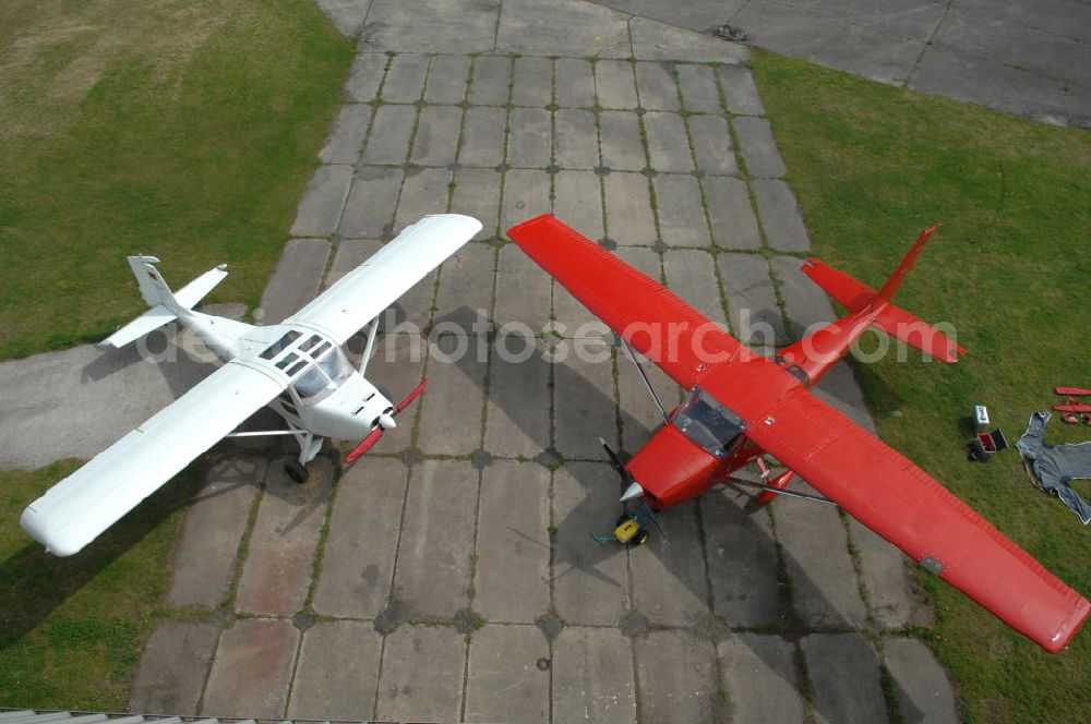 Aerial photograph Werneuchen - Blick auf Kleinflugzeuge auf dem brandenburgischen Flugplatz Werneuchen. Wo jahrzehntelang russische Jagdflugzeuge stationiert waren, haben heute kleine Maschinen ihr Domizil. Links ein Ultraleichtflugzeug WT 01 D-MNZB und rechts daneben eine Cessna 172 H D-EGYC der Luftbildagentur euroluftbild.de. Von hier aus startet das Unternehmen europaweite Luftbildbefliegungen.