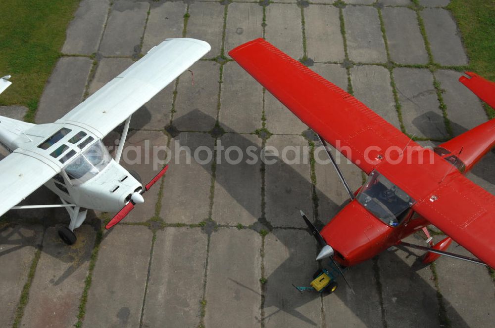 Werneuchen from above - Blick auf Kleinflugzeuge auf dem brandenburgischen Flugplatz Werneuchen. Wo jahrzehntelang russische Jagdflugzeuge stationiert waren, haben heute kleine Maschinen ihr Domizil. Links ein Ultraleichtflugzeug WT 01 D-MNZB und rechts daneben eine Cessna 172 H D-EGYC der Luftbildagentur euroluftbild.de. Von hier aus startet das Unternehmen europaweite Luftbildbefliegungen.