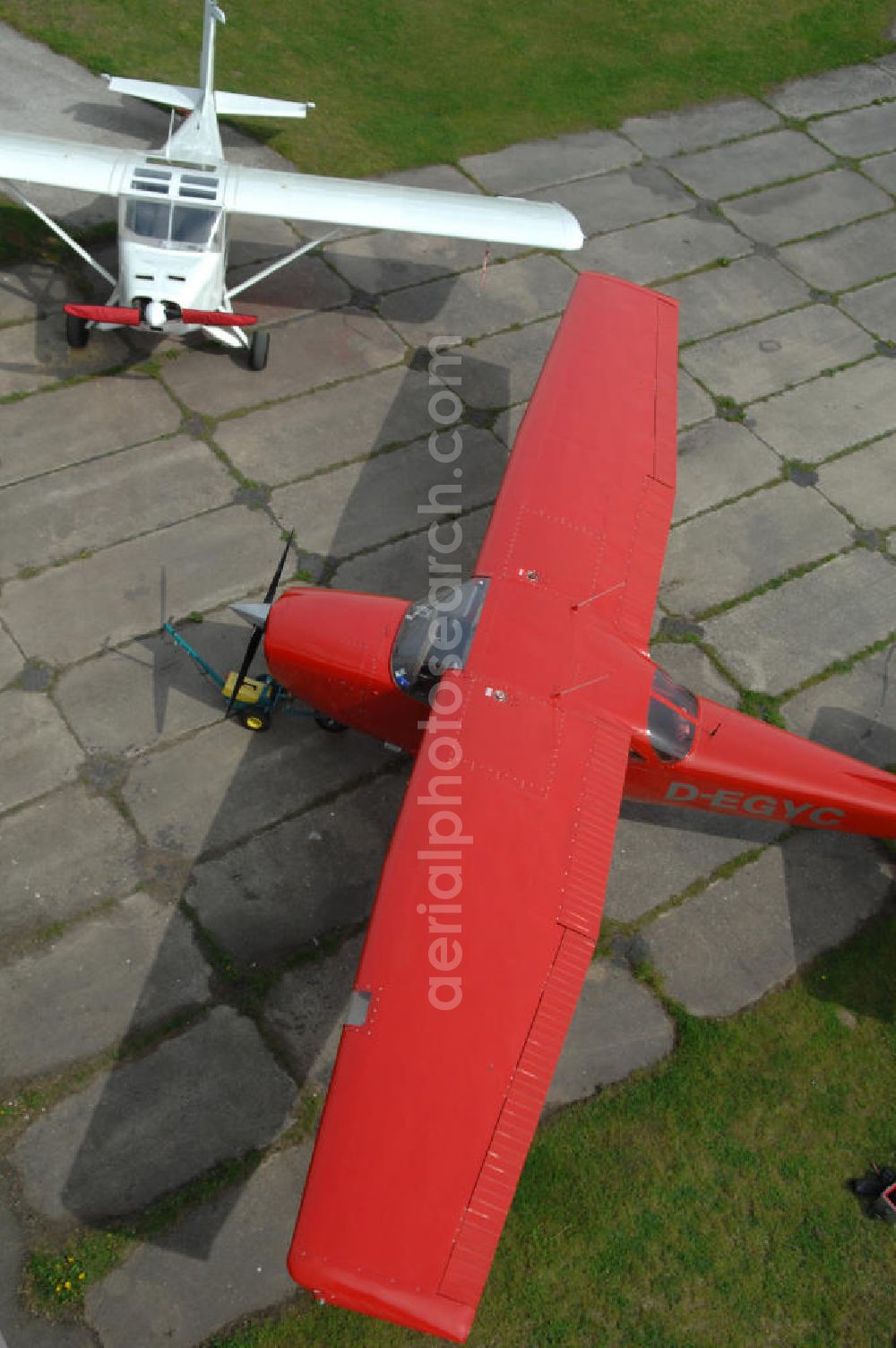 Werneuchen from the bird's eye view: Blick auf Kleinflugzeuge auf dem brandenburgischen Flugplatz Werneuchen. Wo jahrzehntelang russische Jagdflugzeuge stationiert waren, haben heute kleine Maschinen ihr Domizil. Links ein Ultraleichtflugzeug WT 01 D-MNZB und rechts daneben eine Cessna 172 H D-EGYC der Luftbildagentur euroluftbild.de. Von hier aus startet das Unternehmen europaweite Luftbildbefliegungen.