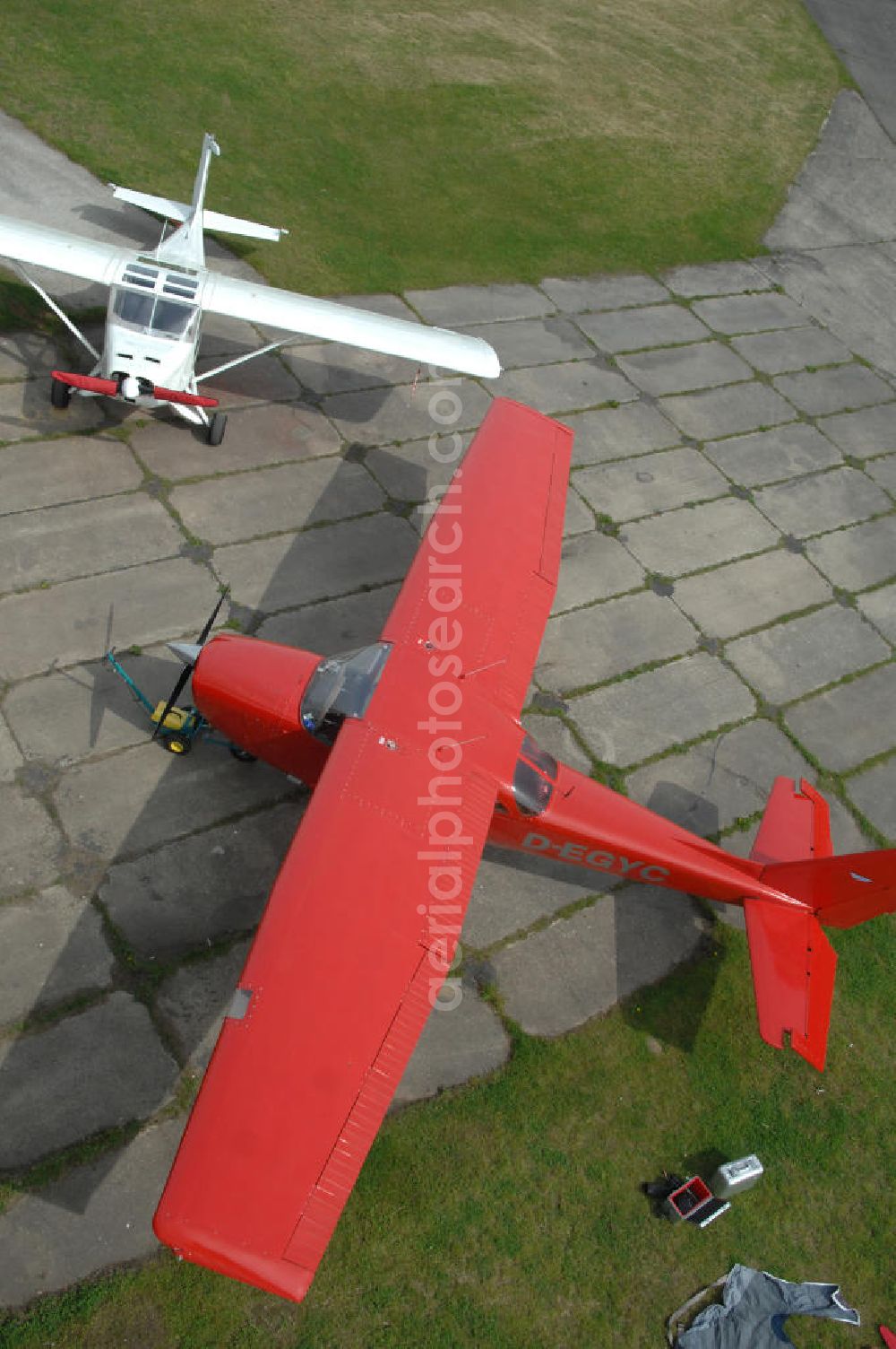 Aerial image Werneuchen - Blick auf Kleinflugzeuge auf dem brandenburgischen Flugplatz Werneuchen. Wo jahrzehntelang russische Jagdflugzeuge stationiert waren, haben heute kleine Maschinen ihr Domizil. Links ein Ultraleichtflugzeug WT 01 D-MNZB und rechts daneben eine Cessna 172 H D-EGYC der Luftbildagentur euroluftbild.de. Von hier aus startet das Unternehmen europaweite Luftbildbefliegungen.