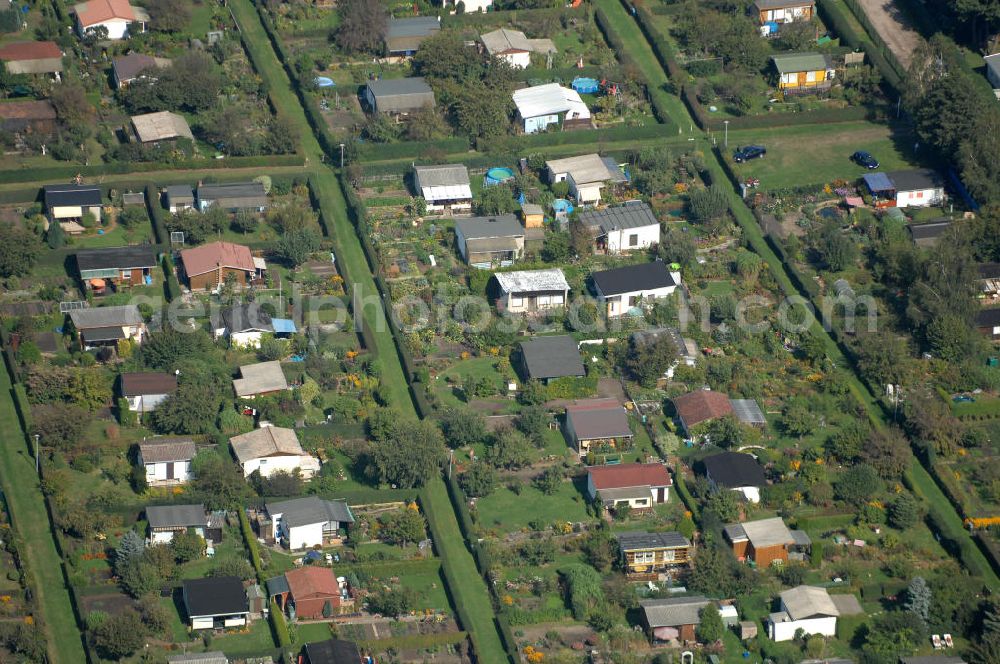 Aerial image Berlin - Blick auf die Kleingarten-Siedlung Kolonie Rübländer Graben in Karow-Nord.