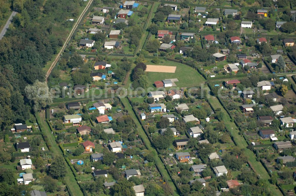 Berlin from the bird's eye view: Blick auf die Kleingarten-Siedlung Kolonie Rosengarten in Karow-Nord.