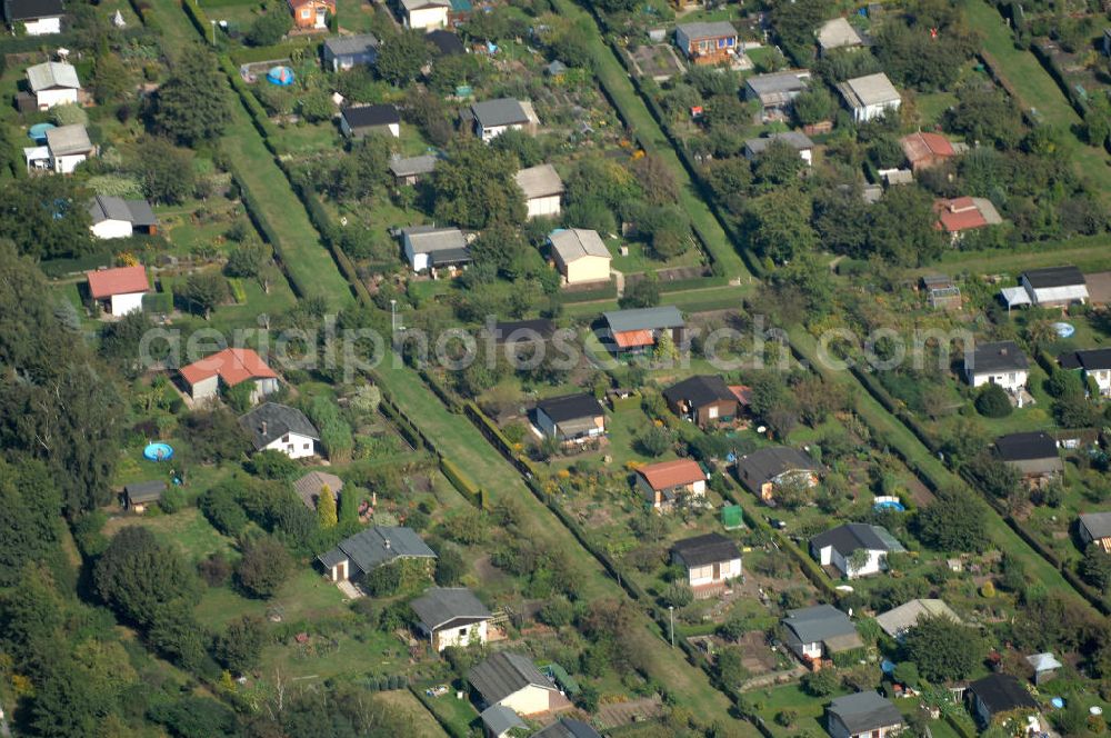 Aerial image Berlin - Blick auf die Kleingarten-Siedlungen Kolonie Bullenwiese und die Kolonie Rübländer Graben in Karow-Nord.