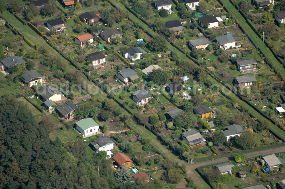 Aerial photograph Berlin - Blick auf die Kleingarten-Siedlung Kolonie Rübländer Graben in Karow-Nord.