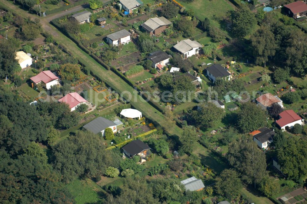 Berlin from the bird's eye view: Blick auf die Kleingarten-Siedlung Kolonie Rübländer Graben in Karow-Nord.