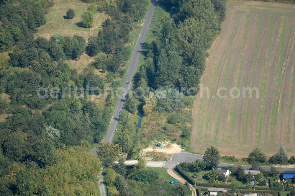 Aerial image Berlin - Blick auf eine Überführung / Brücke über die Panke Nahe der Kleingarten-Siedlung Kolonie Bullenwiese in Karow-Nord.