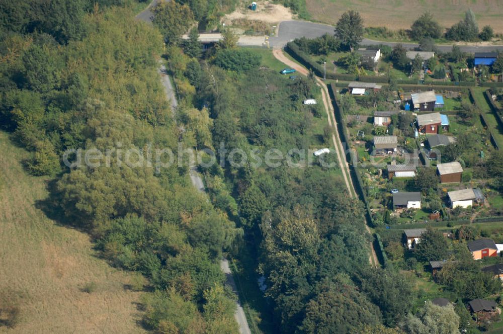 Aerial photograph Berlin - Blick auf den Verlauf der Panke neben der Kleingarten-Siedlung Kolonie Bullenwiese in Karow-Nord.