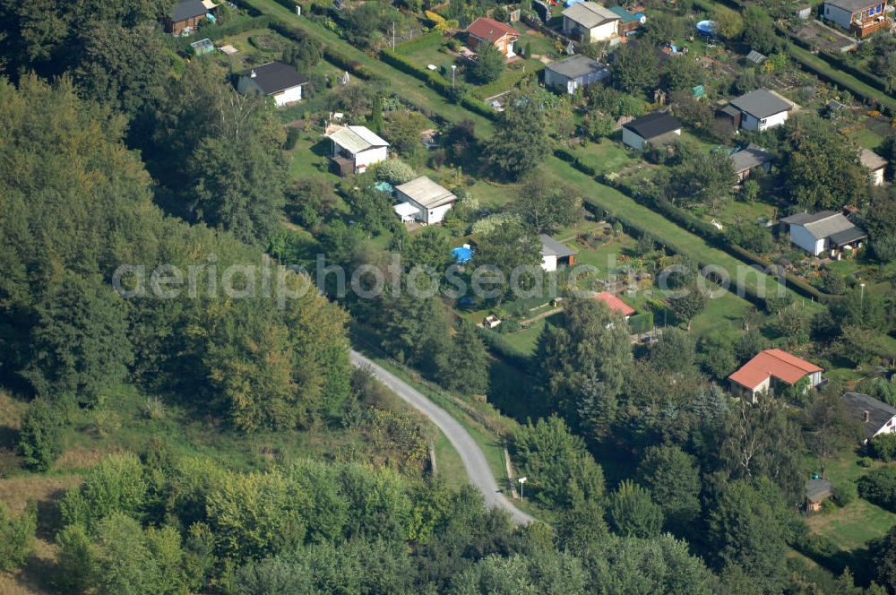 Berlin from the bird's eye view: Blick auf den Verlauf der Panke neben der Kleingarten-Siedlung Kolonie Bullenwiese in Karow-Nord.