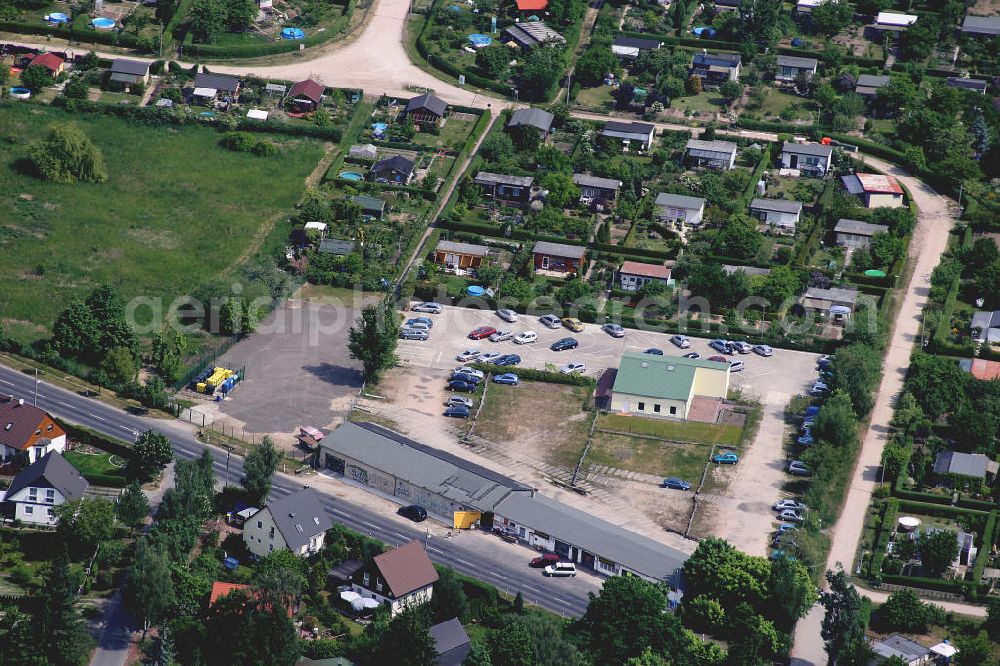 Berlin Mahlsdorf from above - Blick auf das Einfamilienhaus - und Kleingarten - Wohngebiet an der Dahlwitzer Straße , Tizianstraße , Daffinger Weg , Schongaustraße in Mahlsdorf an der Stadtgrenze zu Birkenstein.