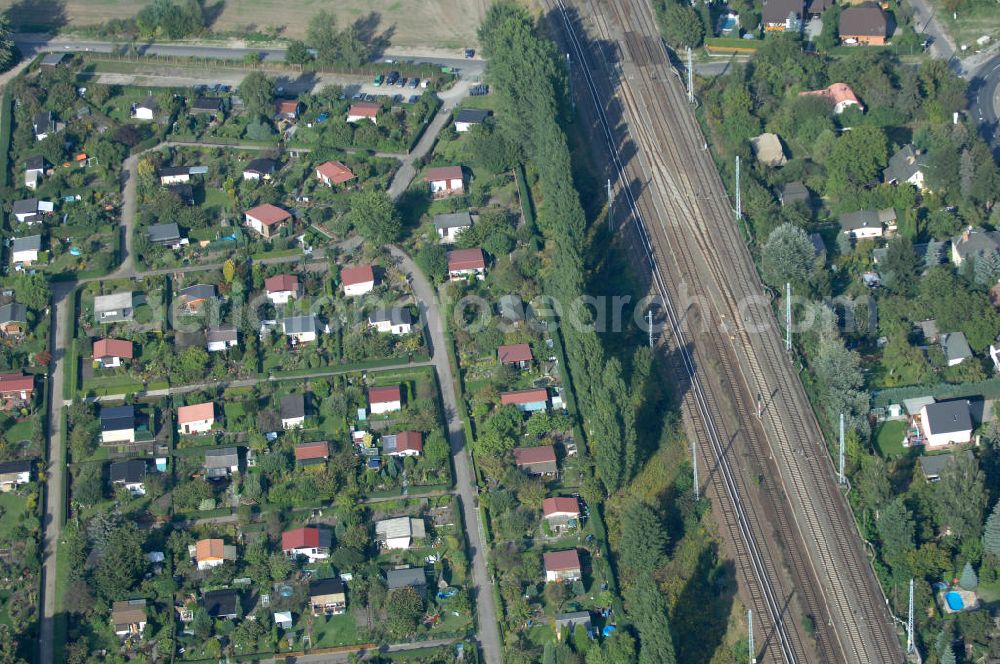 Berlin from the bird's eye view: Blick auf die Kleingarten-Siedlungen Kolonie Rosengarten, Kolonie Bullenwiese und die Kolonie Rübländer Graben in Karow-Nord.