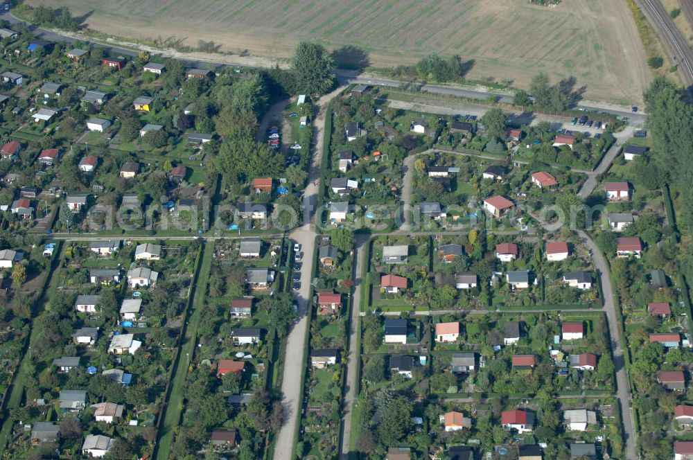 Aerial image Berlin - Blick auf die Kleingarten-Siedlungen Kolonie Rosengarten, Kolonie Bullenwiese und die Kolonie Rübländer Graben in Karow-Nord.